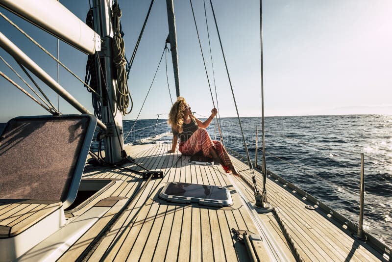 Le belle giovani donne amano le vacanze estive o le escursioni a vela con sole e oceano intorno a persone che si divertono a viver fotografia stock libera da diritti