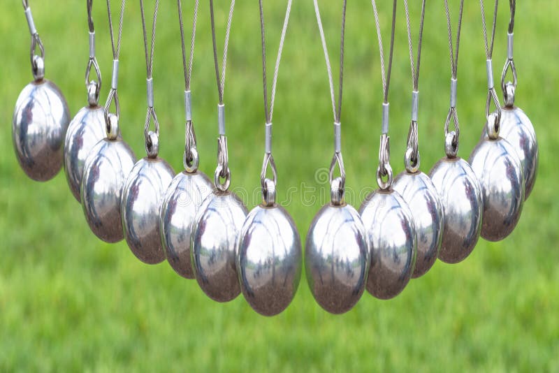 Le berceau de Newton ou la boule de pendule, pendule de Newton a également appelé le Ne images libres de droits Le berceau de Newton ou la boule de pendule, pendule de Newton a également appelé le Ne images libres de droits