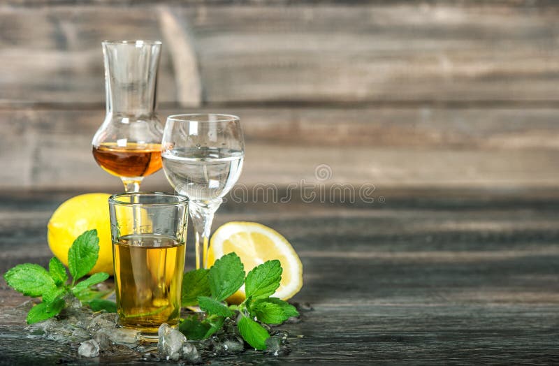 Le bevande alcoliche ghiacciano la vodka del rum del gin del whiskey delle foglie di menta del limone fotografie stock Le bevande alcoliche ghiacciano la vodka del rum del gin del whiskey delle foglie di menta del limone fotografie stock