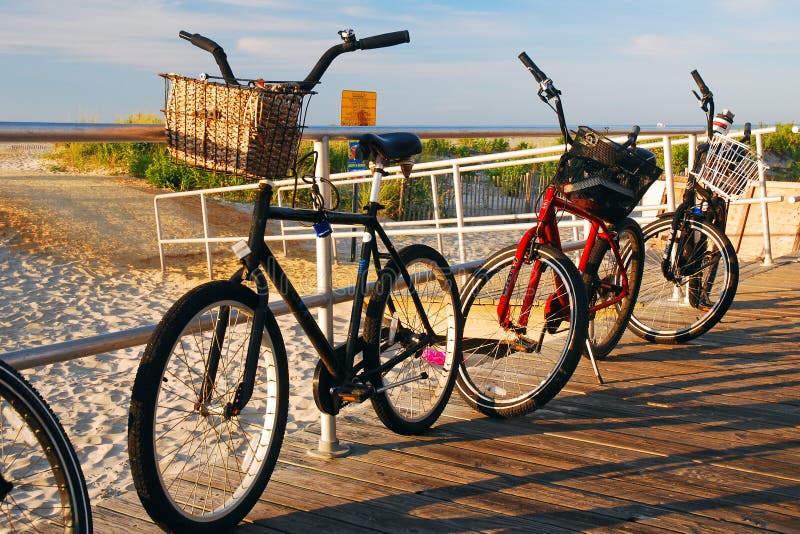 Le bici estive sono parcheggiate sul lungomare
