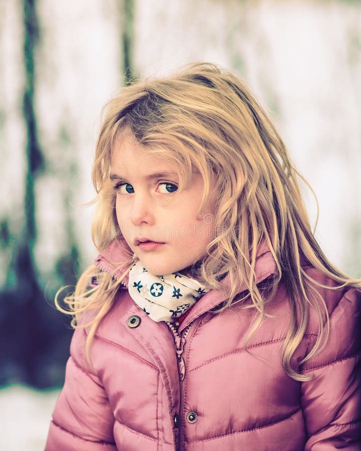 Le bleu blond a observé la petite fille habillée pour l'hiver images libres de droits Le bleu blond a observé la petite fille habillée pour l'hiver images libres de droits