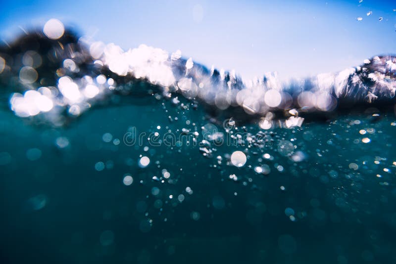 Le bleu ondule dans l'océan Texture et bokeh de l'eau photo libre de droits