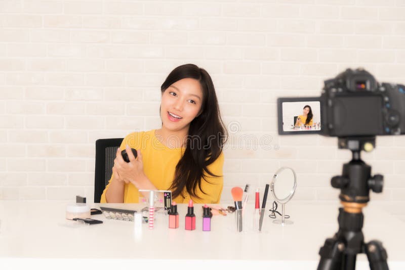 Le blogger de beauté à la vidéo sociale vivent photographie stock Le blogger de beauté à la vidéo sociale vivent photographie stock