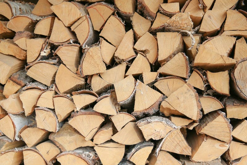 Le bois de chauffage de bouleau s'est étendu dans une rangée photographie stock Le bois de chauffage de bouleau s'est étendu dans une rangée photographie stock