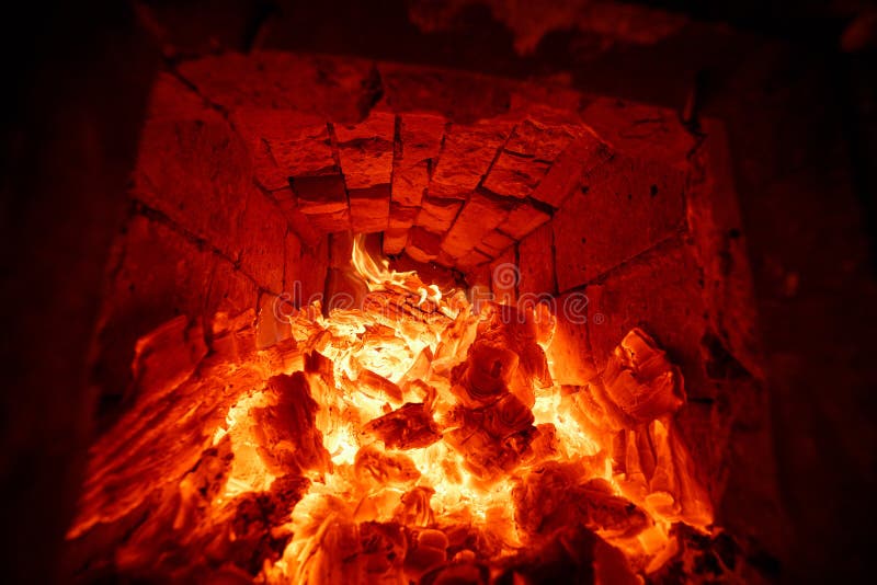 Le bois de chauffage brûlant dans le feu du four images libres de droits Le bois de chauffage brûlant dans le feu du four images libres de droits
