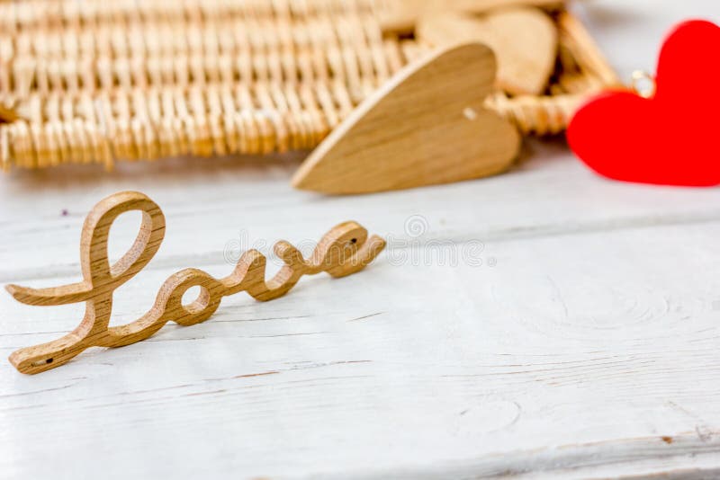Le bois marque avec des lettres l'AMOUR pour la Saint-Valentin photographie stock Le bois marque avec des lettres l'AMOUR pour la Saint-Valentin photographie stock