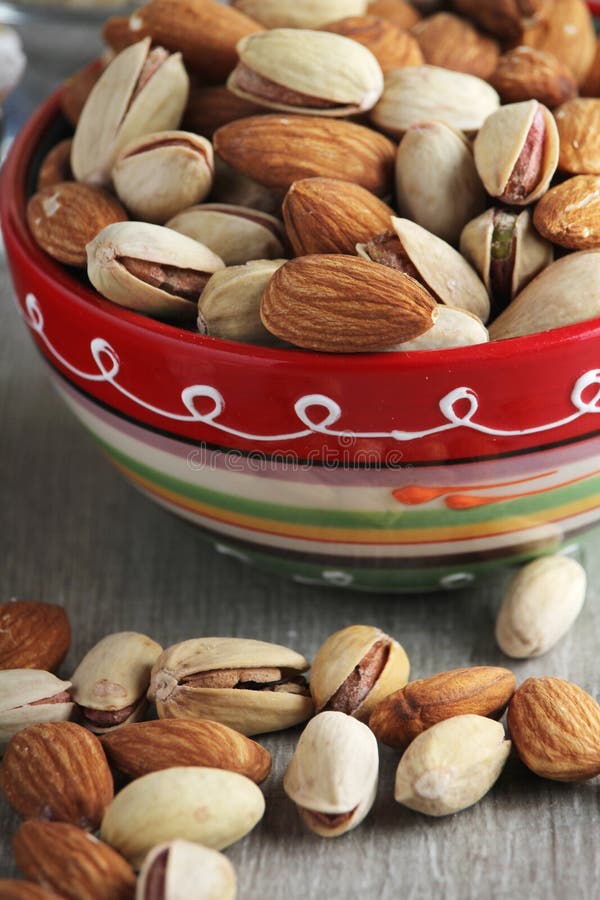 Le bol complètement d'amandes et de pistaches photographie stock libre de droits Le bol complètement d'amandes et de pistaches photographie stock libre de droits