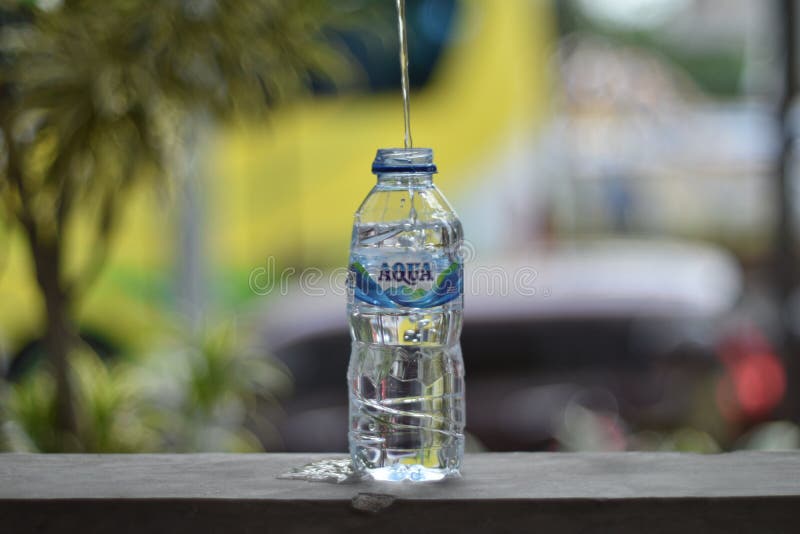 Le bottiglie di acqua minerale dell'acqua acquatica in magazzino Acqua in una delle più popolari acque minerali di Indonesia e As fotografie stock Le bottiglie di acqua minerale dell'acqua acquatica in magazzino Acqua in una delle più popolari acque minerali di Indonesia e As fotografie stock
