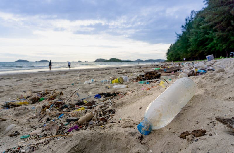 Le bottiglie di plastica hanno andato sulla spiaggia di sabbia sporca con le varie immondizie fotografia stock libera da diritti Le bottiglie di plastica hanno andato sulla spiaggia di sabbia sporca con le varie immondizie fotografia stock libera da diritti