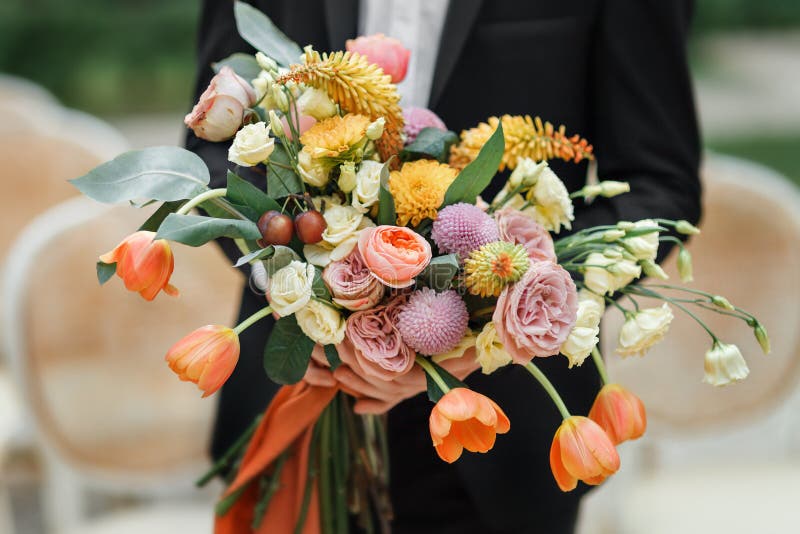 Le bouquet de main de marié des fleurs fraîches en gros plan images libres de droits Le bouquet de main de marié des fleurs fraîches en gros plan images libres de droits