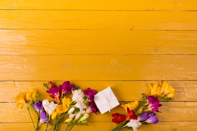 Le bouquet du freesia fleurit sur un fond en bois images libres de droits Le bouquet du freesia fleurit sur un fond en bois images libres de droits