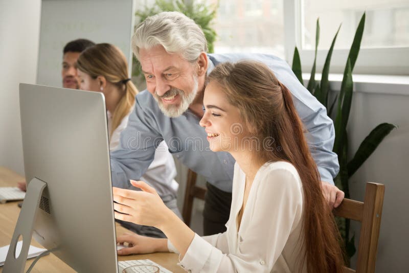 Le bra arbete för hög för barnallmäntjänstgörande läkare för mentor understödjande visning arkivbild Le bra arbete för hög för barnallmäntjänstgörande läkare för mentor understödjande visning arkivbild