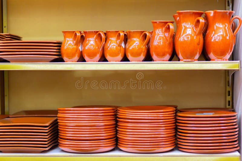 Le brocche ed i piatti ceramici delle terrecotte sono sullo scaffale di negozio