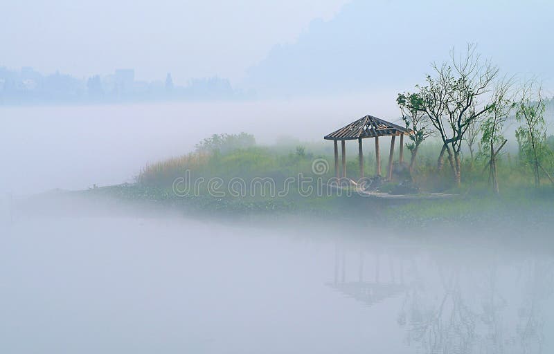 Le brouillard au-dessus du lac lucide (8) photos libres de droits Le brouillard au-dessus du lac lucide (8) photos libres de droits