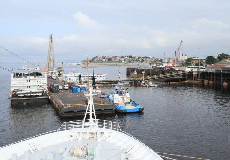 Le Brésil, Manaus/port : Dock flottant avec les bateaux de rivière et le remorqueur images libres de droits Le Brésil, Manaus/port : Dock flottant avec les bateaux de rivière et le remorqueur images libres de droits