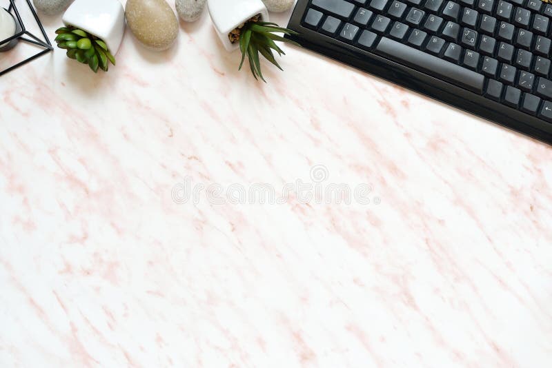 Le bureau plat de marbre de bureau de configuration avec le téléphone, le clavier et le carnet copient le fond de l'espace photographie stock Le bureau plat de marbre de bureau de configuration avec le téléphone, le clavier et le carnet copient le fond de l'espace photographie stock