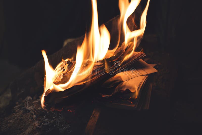 Le Burning De Livre En Flammes De Vieux Souvenirs A Disparu Pour