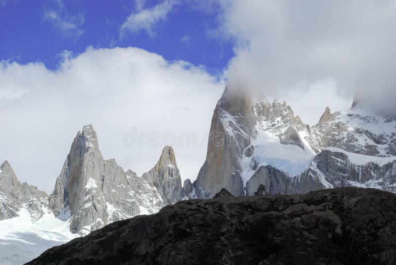 Le bâti Fitz Roy pendant l'heure d'or au-dessus du ciel bleu photo stock Le bâti Fitz Roy pendant l'heure d'or au-dessus du ciel bleu photo stock
