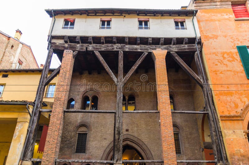 Le bâtiment de trois flèches le Tre Frecce au vieux centre de la ville historique de Bologna