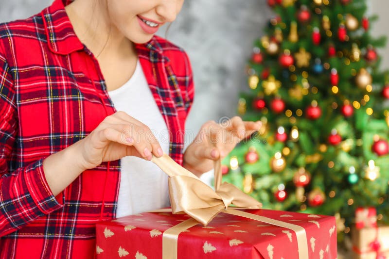 Le bärande pyjamas för beautifukvinna på julmorgonen royaltyfri bild Le bärande pyjamas för beautifukvinna på julmorgonen royaltyfri bild
