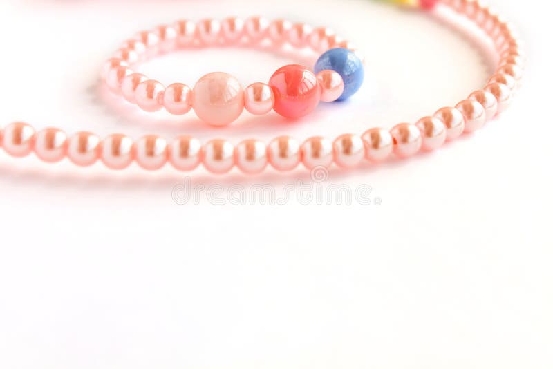 Le bébé badine des accessoires de cheveux, bracelets, bandes de poignet, l'espace de copie, fond blanc d'isolement photo stock Le bébé badine des accessoires de cheveux, bracelets, bandes de poignet, l'espace de copie, fond blanc d'isolement photo stock