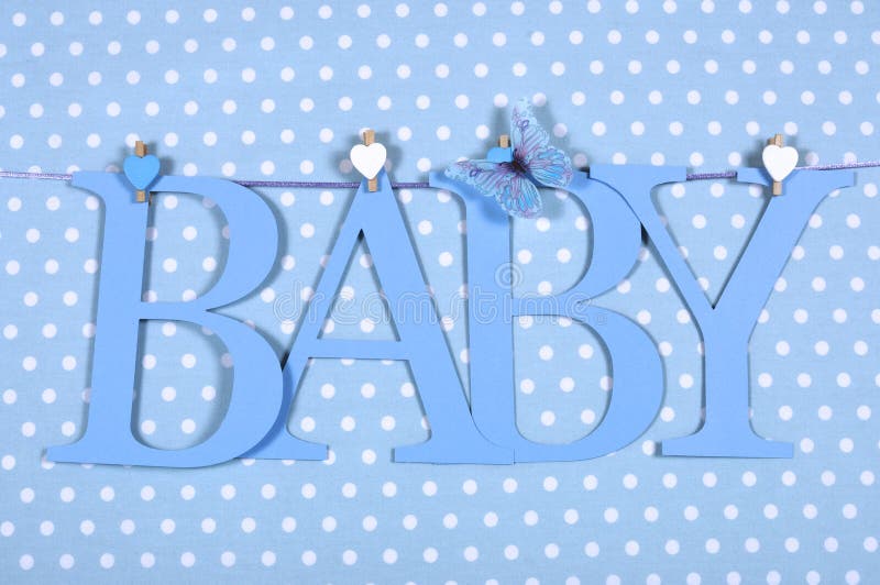 Le BÉBÉ bleu de crèche de bébé garçon marque avec des lettres l'étamine pendant des chevilles sur une ligne sur un fond bleu de p