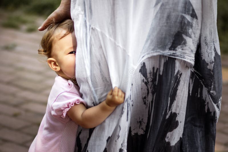Le bébé heureux étreint sa mère image libre de droits Le bébé heureux étreint sa mère image libre de droits
