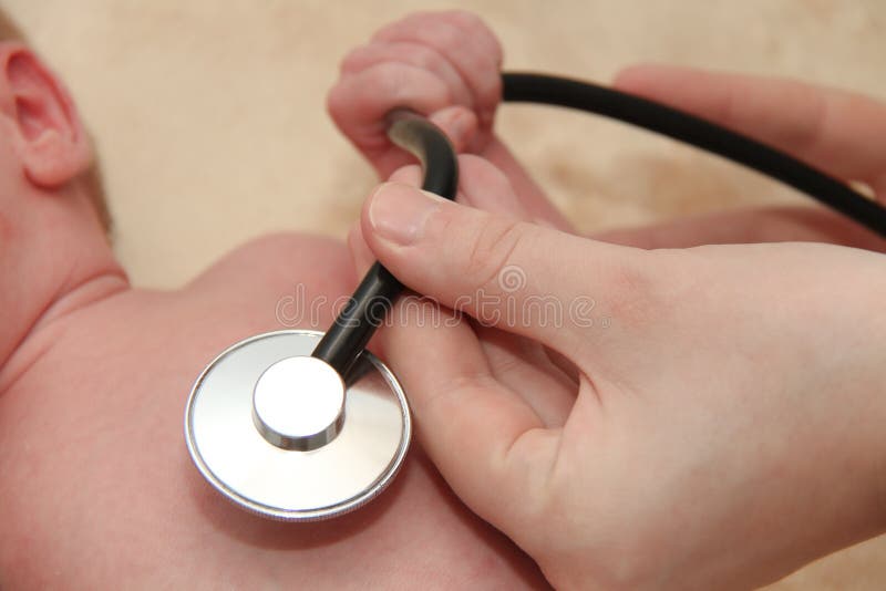 Le bébé masculin obtient un examen de poumon par une infirmière avec le stéthoscope photo libre de droits Le bébé masculin obtient un examen de poumon par une infirmière avec le stéthoscope photo libre de droits