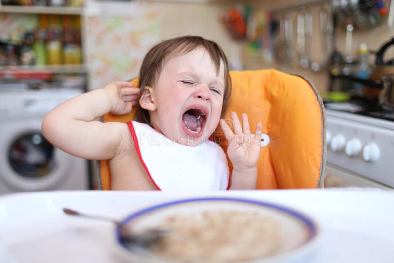 Le bébé pleurant ne veulent pas manger photographie stock libre de droits Le bébé pleurant ne veulent pas manger photographie stock libre de droits