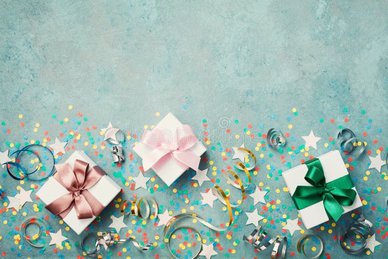 Le cadeau ou la boîte actuelle a décoré les confettis, l'étoile et la flamme colorés sur la vue supérieure bleue de table de vintage style plat de configuration Fond d'anniversaire Frontière de fête avec l'espace de copie