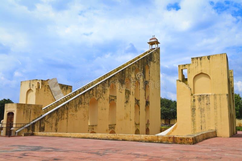 Le cadran solaire célèbre chez Jantar Mantar photographie stock Le cadran solaire célèbre chez Jantar Mantar photographie stock