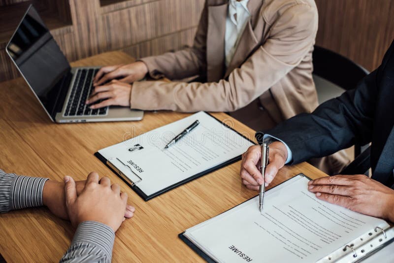 Le cadre deux supérieur lisant un résumé pendant une entrevue d'emploi, Empl photo stock Le cadre deux supérieur lisant un résumé pendant une entrevue d'emploi, Empl photo stock