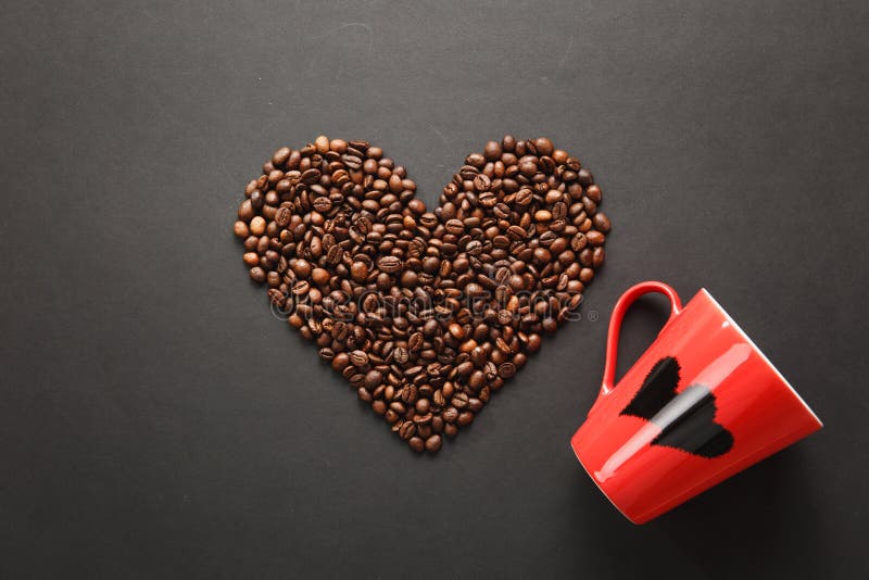 Le café de Brown solated sur le fond noir de texture pour la conception Carte de jour du ` s de Valentine de saint sur 14 fabruar photographie stock libre de droits Le café de Brown solated sur le fond noir de texture pour la conception Carte de jour du ` s de Valentine de saint sur 14 fabruar photographie stock libre de droits