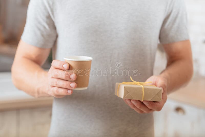 Le café de tasse d'homme de surprise de matin a enveloppé le cadeau photographie stock Le café de tasse d'homme de surprise de matin a enveloppé le cadeau photographie stock