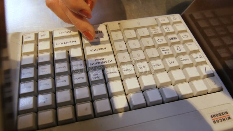 Le caissier supérieur de vue de plan rapproché avec les clous rouges appuie sur des touches banque de vidéos