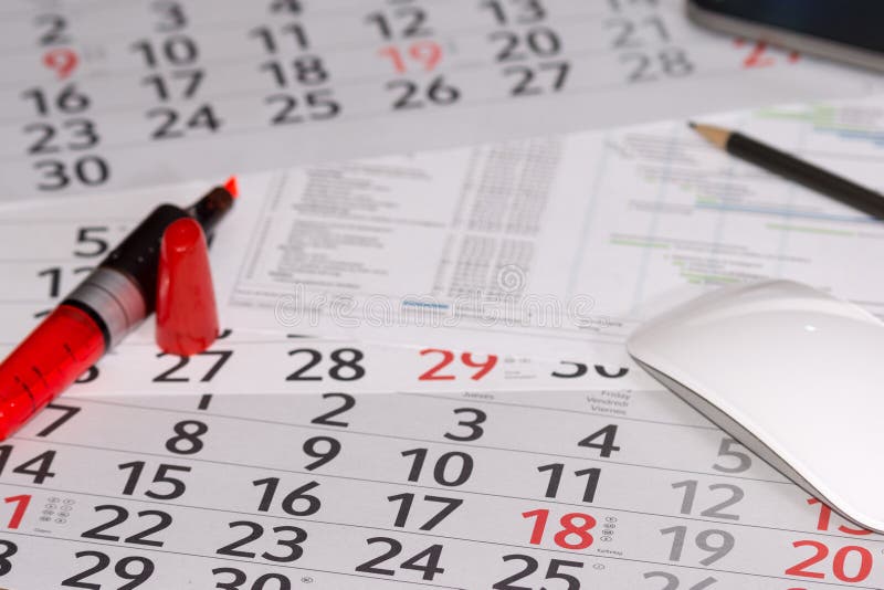 Le calendrier des jours et des mois se concentrent sur les dates et le stylo