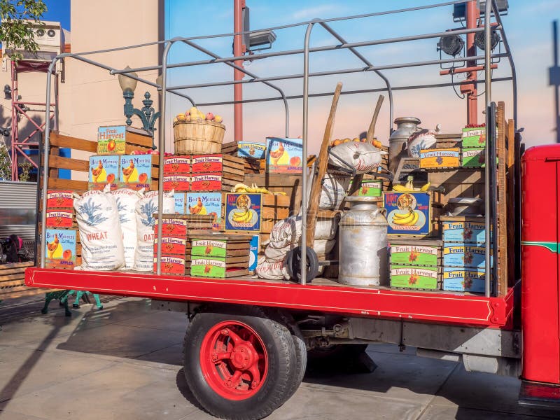 Le camion a chargé avec des fruits et légumes aux studios de Hollywood au parc d'aventure de Disney la Californie photo stock Le camion a chargé avec des fruits et légumes aux studios de Hollywood au parc d'aventure de Disney la Californie photo stock