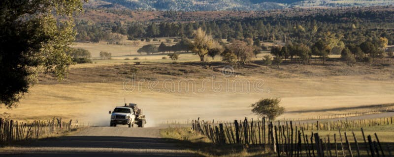 Le camion pick-up conduit la route 24 du comté près du regard de Ridgway le Colorado photographie stock Le camion pick-up conduit la route 24 du comté près du regard de Ridgway le Colorado photographie stock