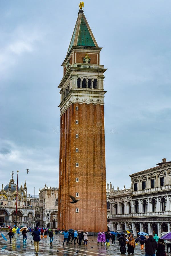 Le campanile de marques de saint, la tour de cloche du St marque l'église de basilique en San Marco Square, Venise, Italie image stock Le campanile de marques de saint, la tour de cloche du St marque l'église de basilique en San Marco Square, Venise, Italie image stock