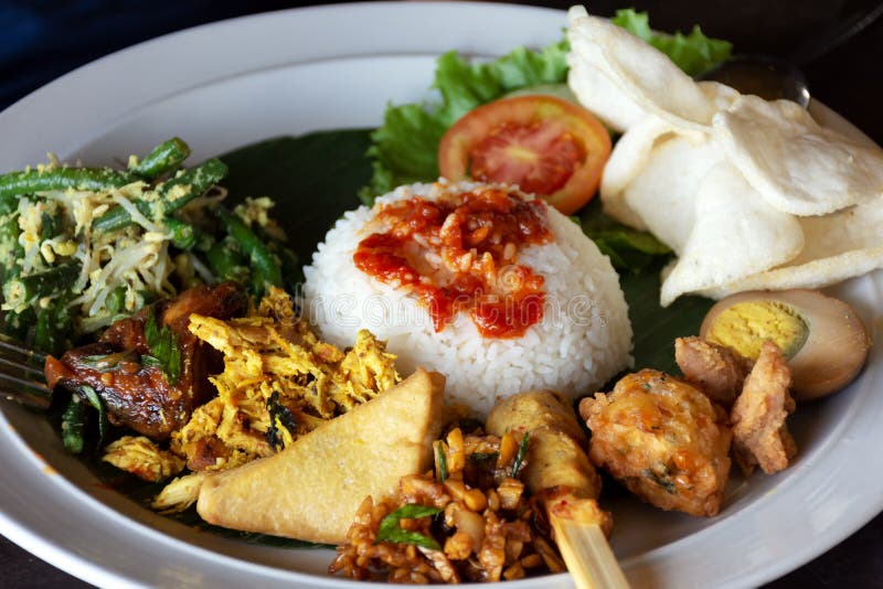 Le campur Bali de Nasi ou également connu comme Balinese a mélangé le riz photo libre de droits Le campur Bali de Nasi ou également connu comme Balinese a mélangé le riz photo libre de droits