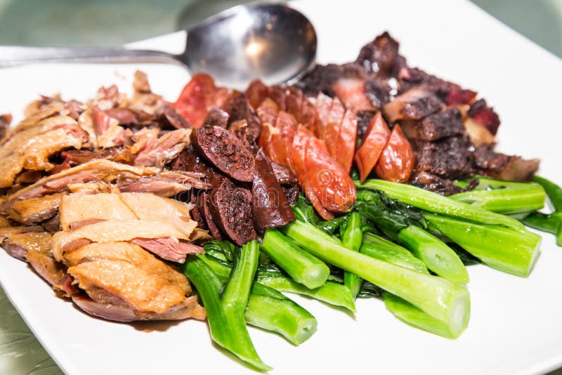 Le canard ciré, les saucisses et le plateau préservé de viande est une délicatesse traditionnelle prise par le Chinois pendant la image libre de droits Le canard ciré, les saucisses et le plateau préservé de viande est une délicatesse traditionnelle prise par le Chinois pendant la image libre de droits