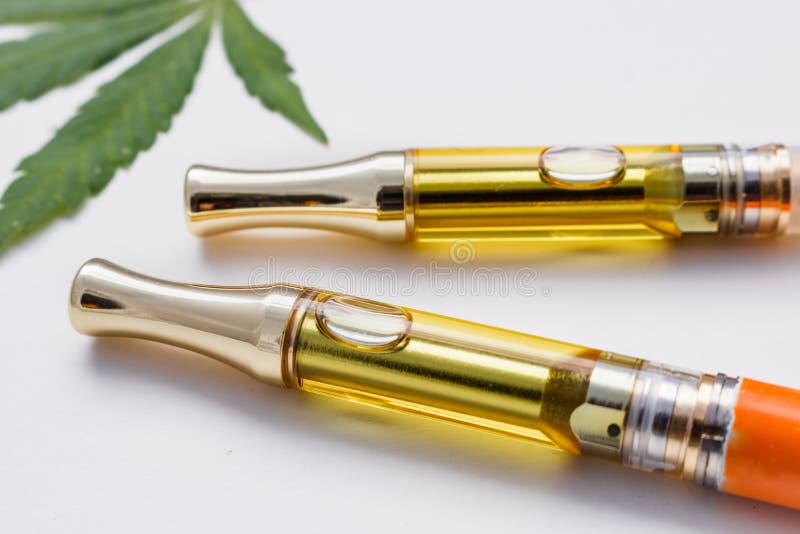 Le cannabis mediche lubrificano le penne di Vape fotografia stock libera da diritti Le cannabis mediche lubrificano le penne di Vape fotografia stock libera da diritti