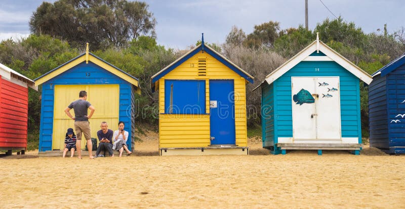 Le capanne colourful iconiche della spiaggia, bagnanti le scatole su Brighton Beach a Melbourne fotografia stock libera da diritti Le capanne colourful iconiche della spiaggia, bagnanti le scatole su Brighton Beach a Melbourne fotografia stock libera da diritti