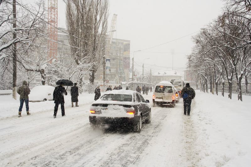 Le capital de la Roumanie, Bucarest sous la chute de neige importante. image stock Le capital de la Roumanie, Bucarest sous la chute de neige importante. image stock