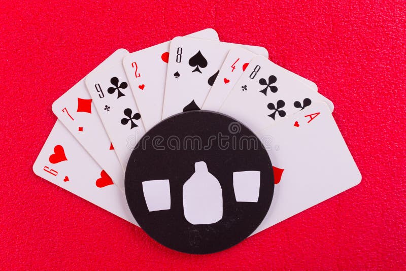Le carte da gioco si avvicinano al bicchiere di vino di whiskey e del sigaro fotografia stock