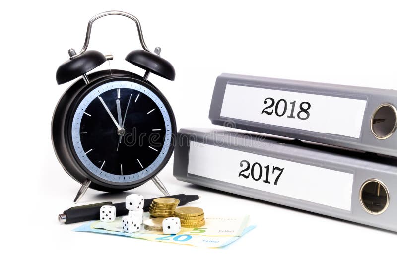 Le cartelle di archivio e la sveglia simbolizzano la pressione di tempo mentre worki immagini stock Le cartelle di archivio e la sveglia simbolizzano la pressione di tempo mentre worki immagini stock