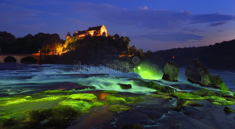 Le cascate del Reno all'ora blu immagine stock Le cascate del Reno all'ora blu immagine stock