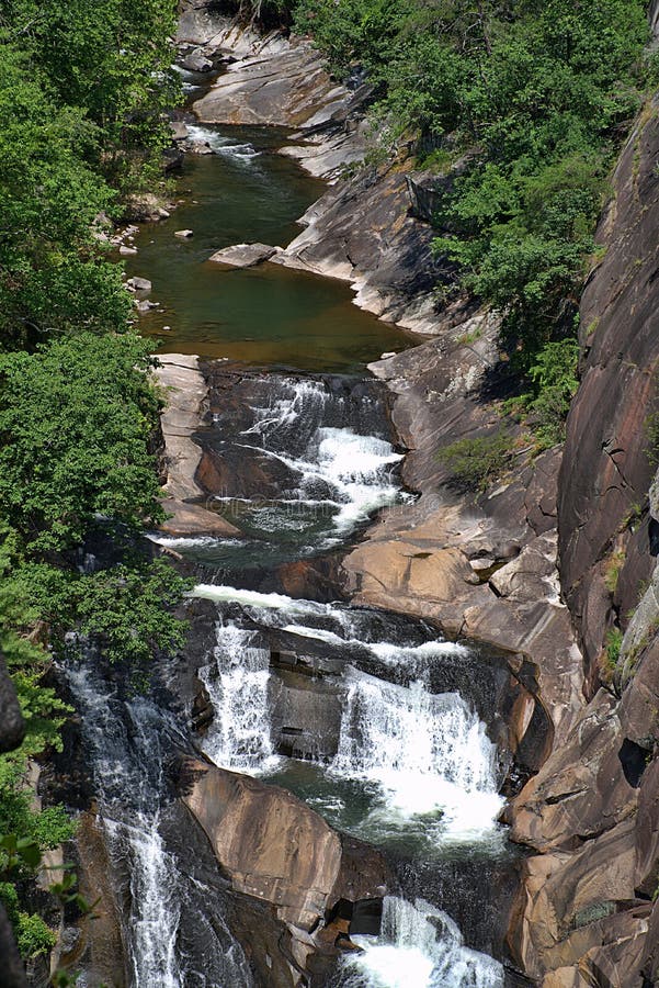 Le cascate precipitanti a cascata di Talullah fotografia stock libera da diritti Le cascate precipitanti a cascata di Talullah fotografia stock libera da diritti