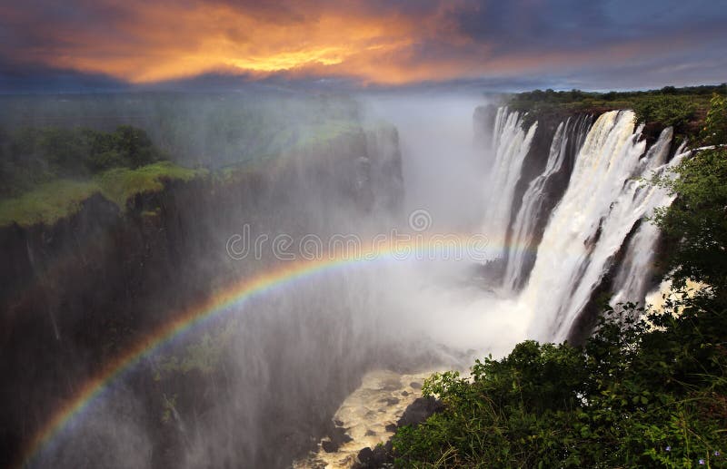 Tramonto di cascate Victoria con l'arcobaleno, Zambia