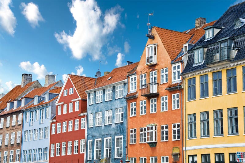 Le case danesi variopinte si avvicinano al canale famoso di Nyhavn dentro